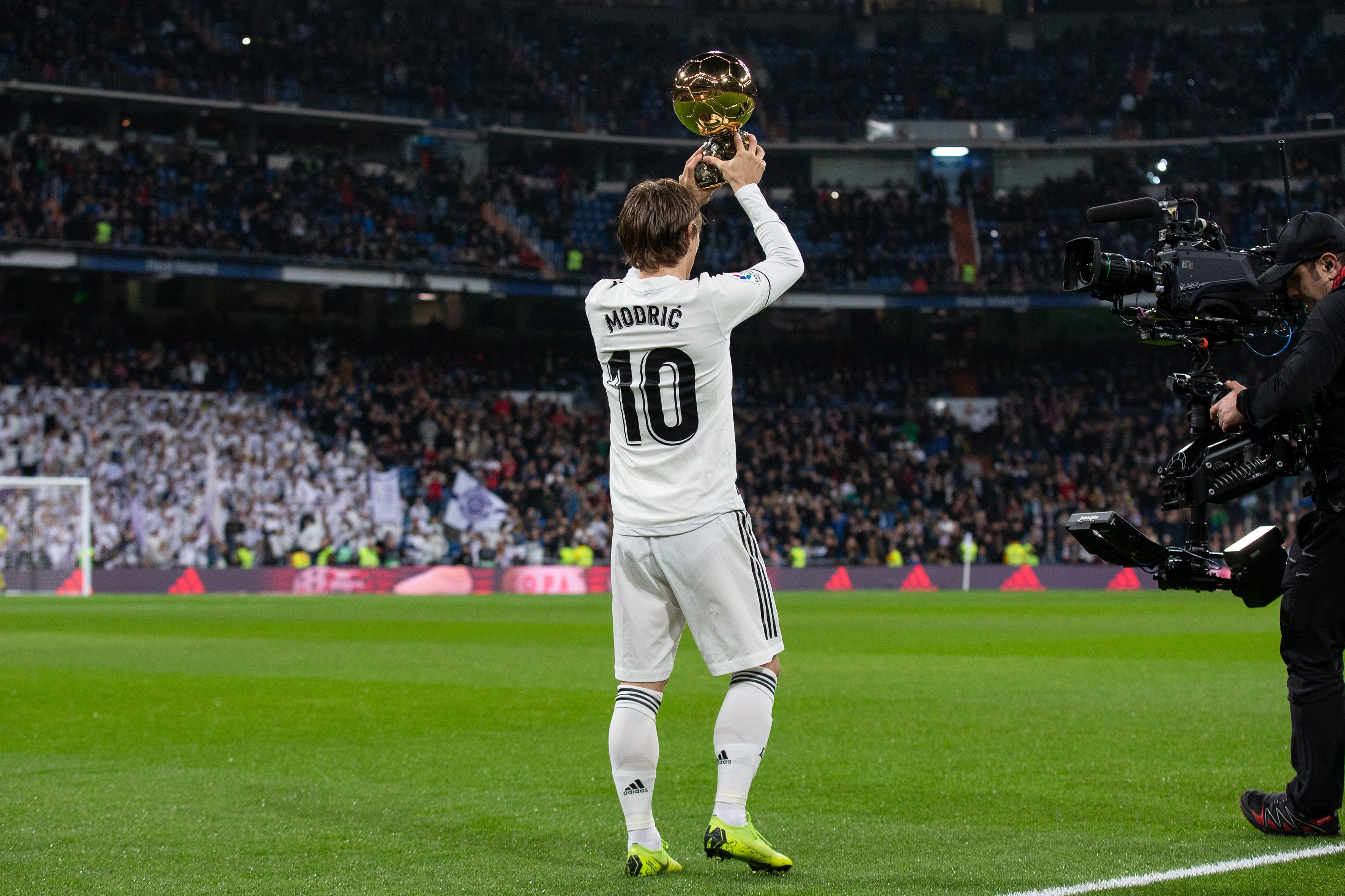 18岁中场奇才成为豪门猎物：皇马巴黎阿森纳下场，6000万估值不低