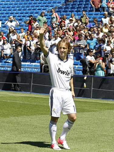 米堡官方：允许主帅爱德华兹与狼队谈判，已与后者达成协议条款