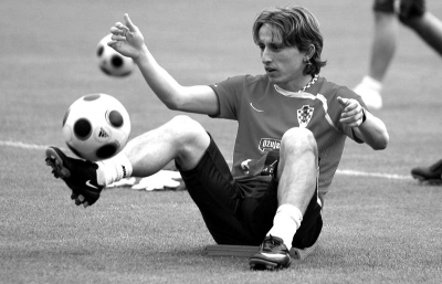 詹姆斯17投4中，纪录被终结，险成输球罪人，最后一传将功补过